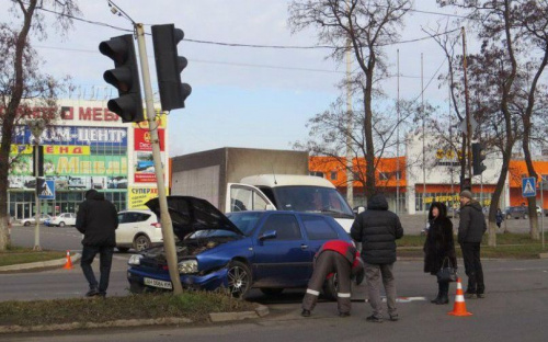 В Мариуполе иномарка сбила светофор (ФОТО)