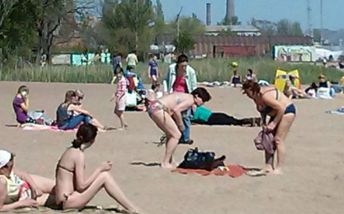 Праздничный Мариуполь бил рекорды весенней посещаемости пляжей (ФОТО)
