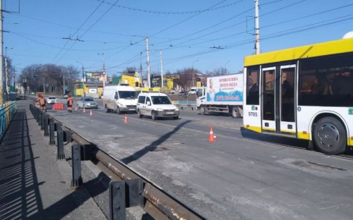 На оживленных дорогах Мариуполя временно ограничили движение до 30 км/ч