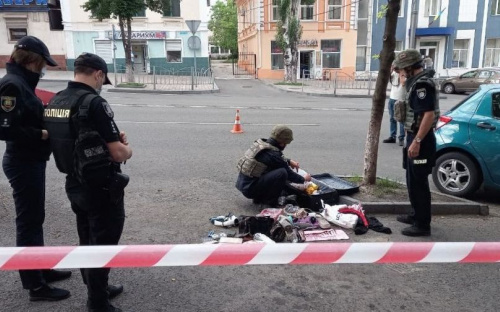 В центре Мариуполя обнаружили подозрительный чемодан: на месте работали взрывотехники