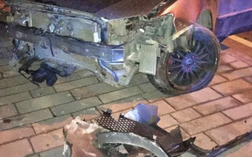 В Мариуполе легковушки снесли металлические ограждения и дорожный знак
