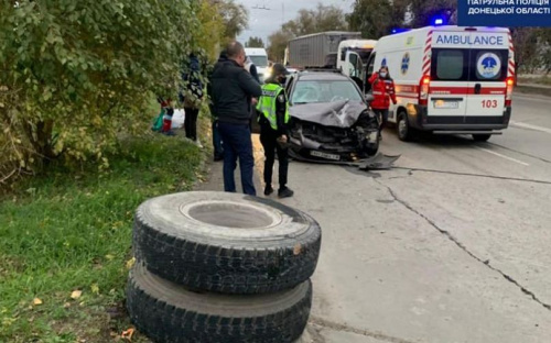 В Мариуполе во время движения у грузовика оторвало колеса: пострадал ребенок