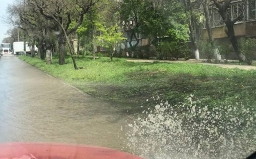 Проезжую часть в Мариуполе залило потоком воды