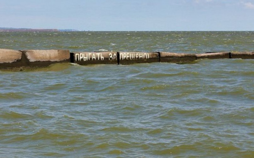 Загадка шестого волнореза: в Мариуполе мужчина травмировался в море