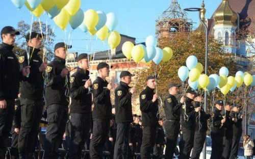 В Мариуполе более 50 курсантов получили полицейские жетоны (ФОТО)