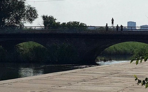 Мариупольские дети прыгнули с моста