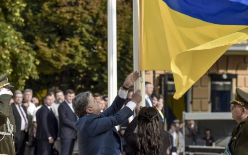 Дочь убитого депутата из Донетичны вместе с Президентом подняла флаг Украины