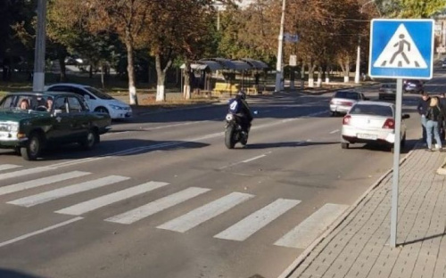 В Мариуполе автомобиль сбил подростка – он успел спасти сестру
