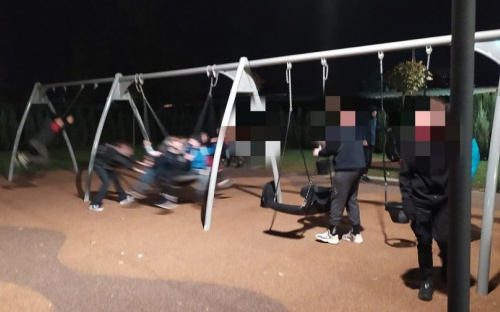 В Мариуполе на обновленной площади Свободы и Мира сломали детские качели