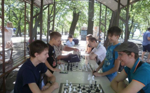 В Городском саду Мариуполя появилась игровая зона для шахматистов (ФОТО)