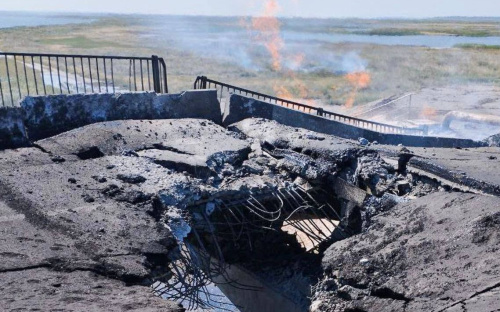 Гарячий сезон у Криму - окупанти заявили про атаку на два мости 