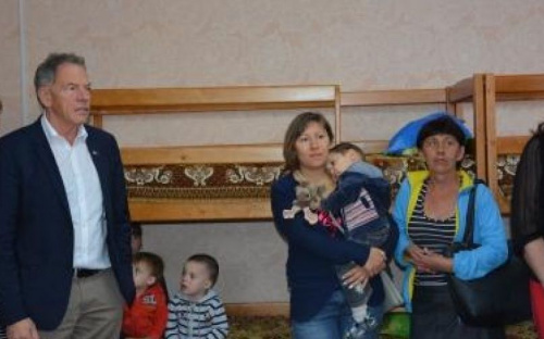 Депутаты Европарламента зашли в гости к переселенцам в Мариуполе (ФОТО)