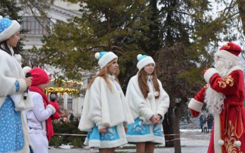 Хороводы и детский смех: в Мариуполе прошло закрытие главной елки (ФОТО)