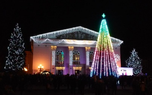 В центре Мариуполя разноцветными огоньками засверкала главная елка города (ФОТО)