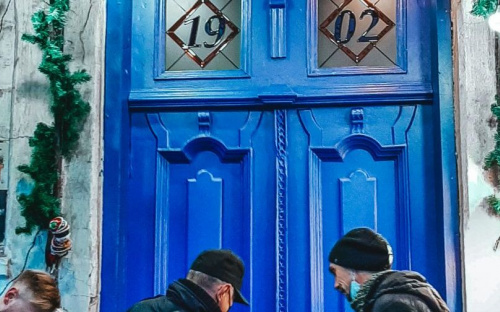 В Мариуполе отреставрировали еще одну старинную дверь