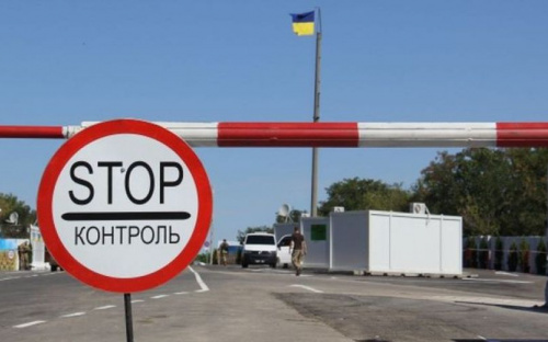 Из-за невнимательности в оформлении документов женщина не смогла перевезти ребенка через КПВВ под Мариуполем