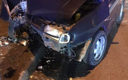 Пытался избежать ДТП: на Левобережье Мариуполя автомобиль врезался в столб