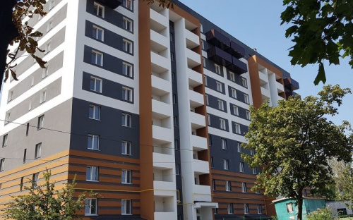 Новый дом для работников СБУ в Мариуполе обнесли забором
