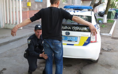 В мариупольском дворе заместитель мэра стал свидетелем «спецоперации» полиции (ФОТО+ВИДЕО)