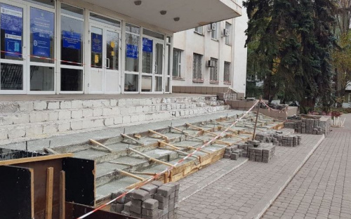 Аварийный вход в Кальмиусскую районную администрацию обновят и сделают безопаснее