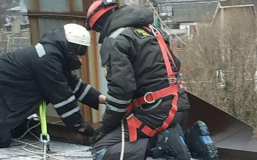 С крыши мариупольской филармонии слетели металлические листы и нависли над тротуаром