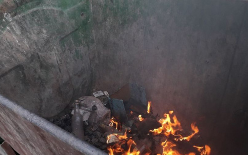 Мариуполец поджег мусорные контейнеры горящей золой (ФОТО)