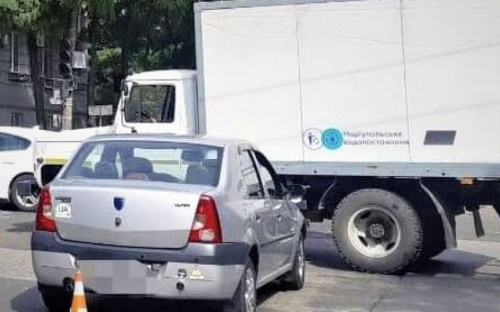 В центре Мариуполя легковушка въехала в коммунальный автомобиль