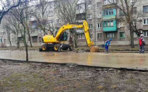 Десять дней ремонта в Мариуполе: спецтехника снимает асфальт, заменены сотни метров водовода