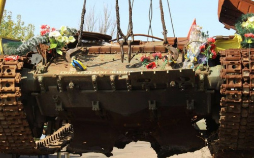 Из подбитого украинского танка в Донецкой области создадут памятник (ФОТО)