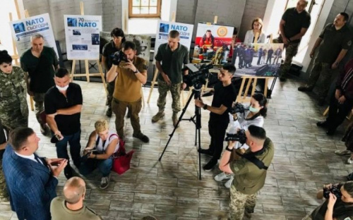 «Украина-НАТО»: мариупольцам представили уникальные фотоснимки