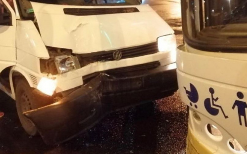 В центре Мариуполя столкнулись два автобуса