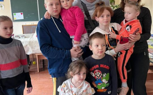 Певец Александр Кривошапко активно помогает родному Мариуполю