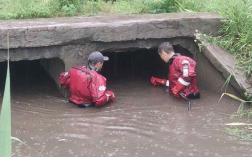 С «большой водой» коммунальщики Мариуполя борются с ночи