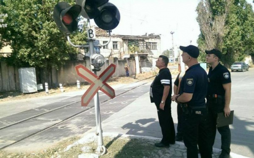 Патрульная полиция в Мариуполе взялась за железную дорогу (ФОТО)