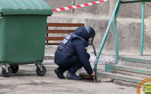 В Мариуполе во дворе многоэтажки нашли противотанковую мину (ФОТО)