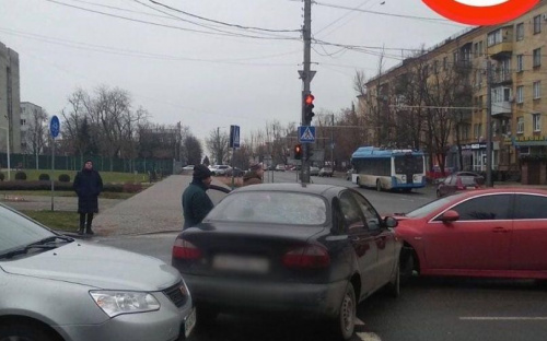 На мариупольских перекрестках разбились машины в результате ДТП (ДОПОЛНЕНО)