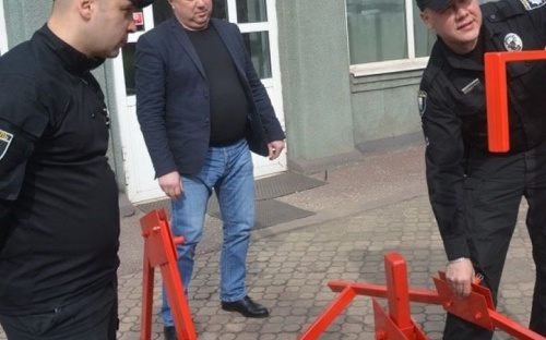 Мариупольские патрульные будут блокировать движение грузовиков спецустройствами (ФОТО)