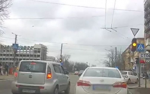 В Мариуполе пешеходы и водители бесцеремонно нарушают правила дорожного движения