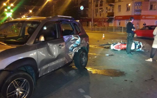 В Мариуполе мотоцикл врезался в легковое авто с ребенком. Есть пострадавший (ФОТО)