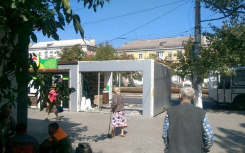 В Мариуполе разобрали «новоиспеченный» объект незаконной торговли (ФОТО)