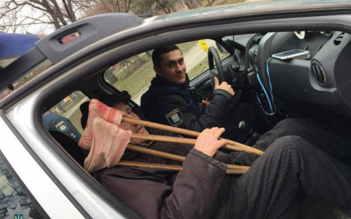 Мариупольские патрульные помогли добраться домой обессилевшему пенсионеру (ФОТО)