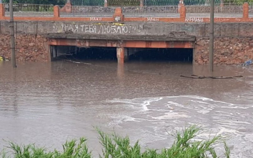 В Мариуполе дождевой водой почти полностью затопило тоннель под мостом