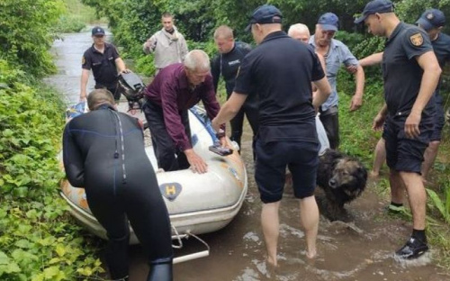 Вода переливается через плотину Старокрымского водохранилища – в Мариуполе спасают людей