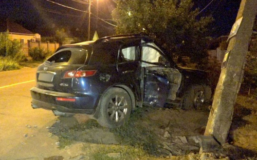В Мариуполе девушка-водитель влетела в электроопору: двух человек госпитализировали в больницу