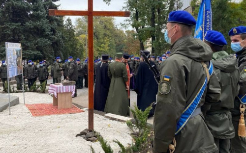 В Мариуполе строят часовню: в фундамент заложили капсулу времени