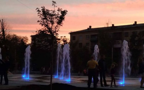 В центре Мариуполя забили разноцветные струи пешеходного фонтана (ФОТО+ВИДЕО)