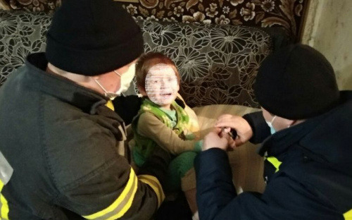 На Донетчине ребенку зажало палец в машинке: понадобилась помощь спасателей