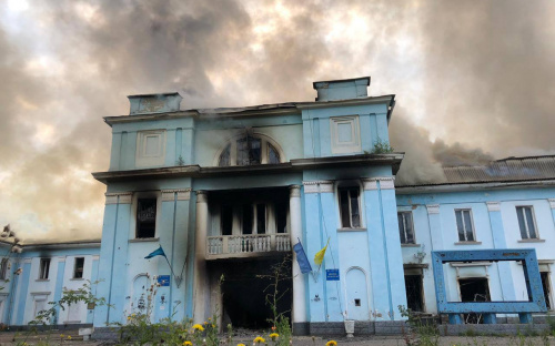 Окупанти знищили Палац культури в Часовому Ярі, де місцеві отримували гуманітарку