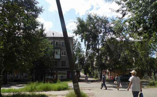 Жизням мариупольцев угрожает более 150 наклонившихся столбов