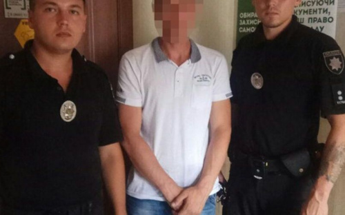 Трогал волосы и обнимал: в торговом центре Мариуполя мужчина приставал к несовершеннолетним (ФОТО+ВИДЕО)
